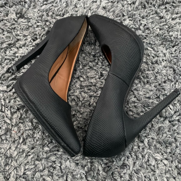 Black heels - Picture 2 of 5